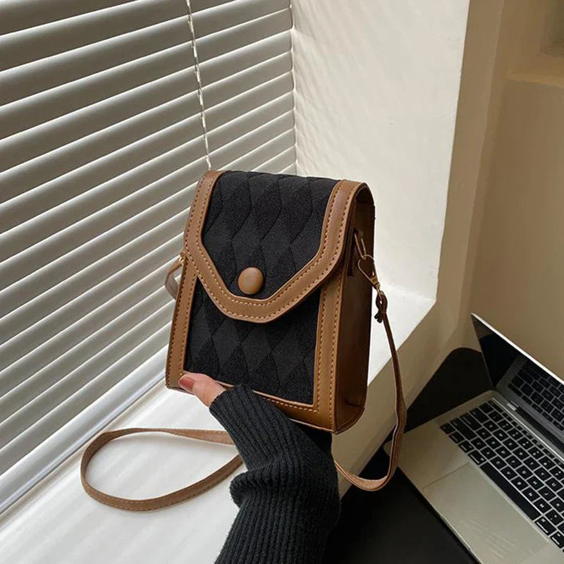 Borsa a tracolla nera e marrone in pelle e tessuto, design trapuntato, chiusura a bottone, ideale per moda donna, accessori eleganti.