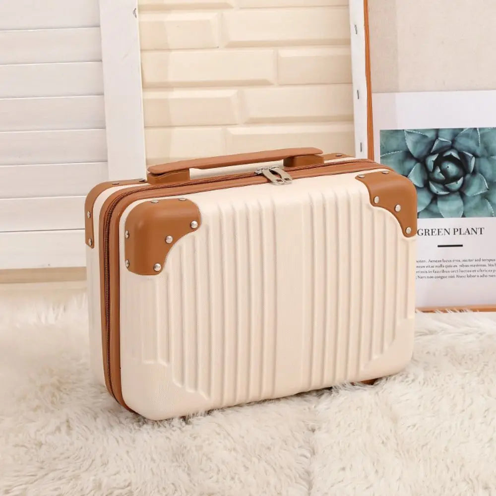 Valigia rigida beige con angoli rinforzati in pelle marrone, design elegante, ideale per viaggi, su tappeto bianco, sfondo decorativo.