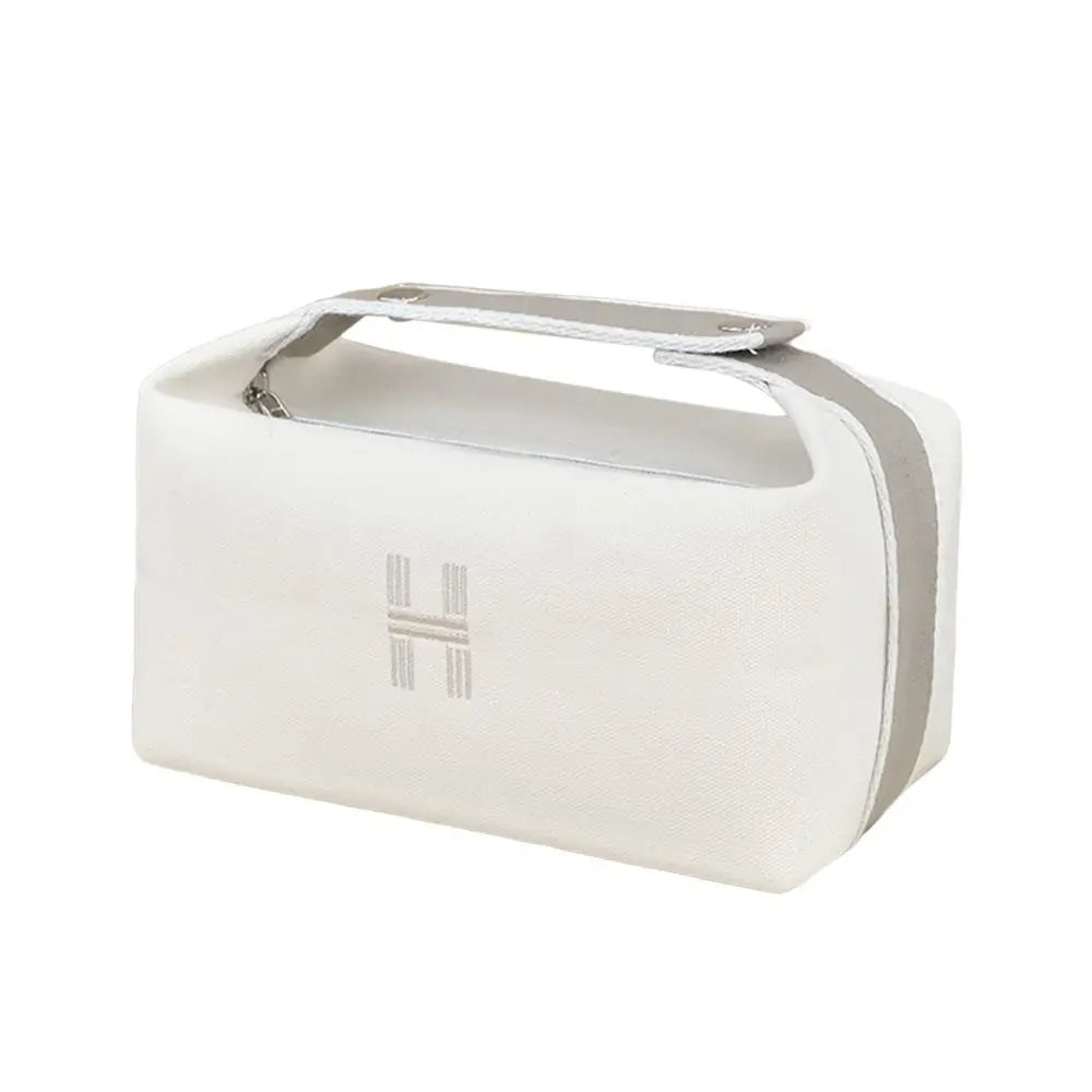 Borsa da viaggio bianca in tessuto, design rettangolare, manico superiore, logo "H" grigio. Elegante e funzionale per viaggi e organizzazione.