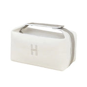 Borsa da viaggio bianca in tessuto, design rettangolare, manico superiore, logo "H" grigio. Elegante e funzionale per viaggi e organizzazione.