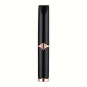 Penna eyeliner liquido nero con dettagli dorati, design elegante e moderno, ideale per trucco occhi preciso e definito. Accessorio cosmetico essenziale.