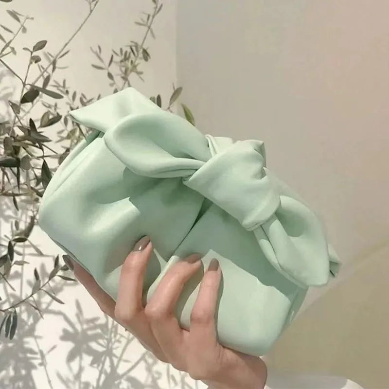 Borsa a mano verde menta con fiocco, design elegante e moderno, perfetta per moda femminile, accessorio chic per eventi e uscite casual.