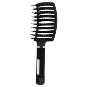 Spazzola per capelli nera con setole curve e manico ergonomico antiscivolo, ideale per districare e volumizzare. Accessorio styling professionale.