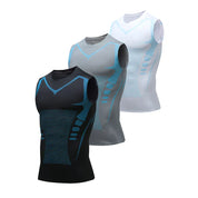 Tre canotte sportive senza maniche in nero, grigio e bianco con dettagli blu, ideali per allenamento e fitness. Tessuto traspirante e leggero.