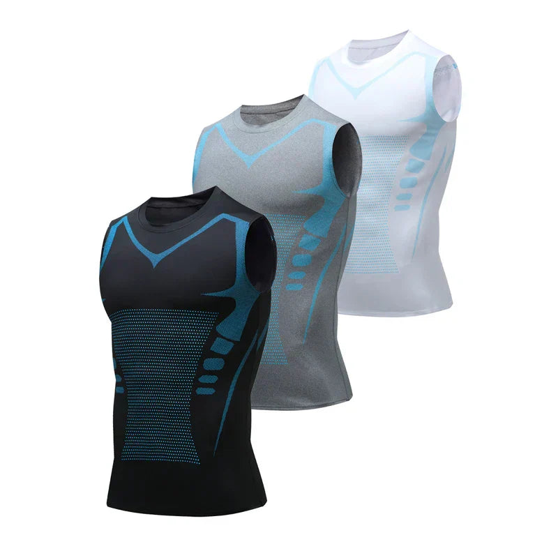 Tre canotte sportive senza maniche in nero, grigio e bianco con dettagli blu, ideali per allenamento e fitness. Tessuto traspirante e leggero.