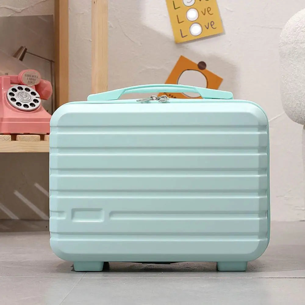 Valigia rigida azzurra su pavimento grigio, design moderno, ideale per viaggi. Sfondo con telefono vintage rosa e decorazioni murali.