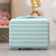 Valigia rigida azzurra su pavimento grigio, design moderno, ideale per viaggi. Sfondo con telefono vintage rosa e decorazioni murali.