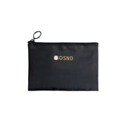 Borsa nera con cerniera e logo OSND, ideale per organizzare accessori. Design elegante e pratico, perfetto per viaggi e uso quotidiano.
