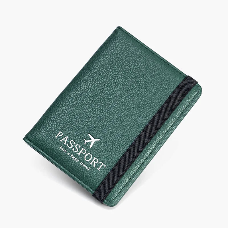 Custodia passaporto verde in pelle con elastico nero, design elegante, ideale per viaggi. Accessorio viaggio essenziale, alta qualità.