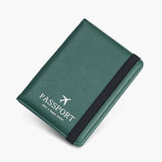 Custodia passaporto verde in pelle con elastico nero, design elegante, ideale per viaggi. Accessorio viaggio essenziale, alta qualità.