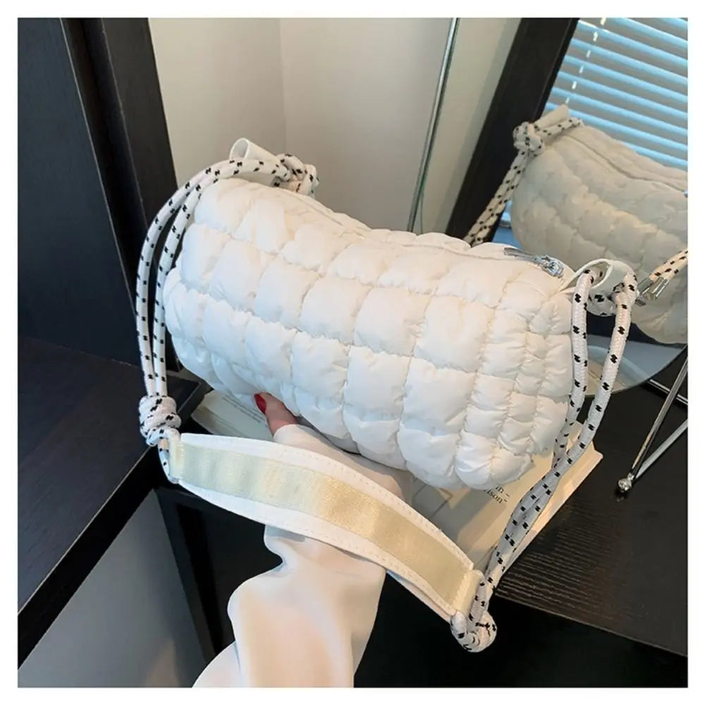 Borsa a tracolla imbottita bianca, design trapuntato, manico regolabile, stile moderno, perfetta per moda femminile e accessori eleganti.