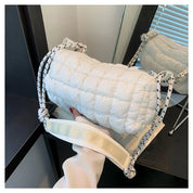 Borsa a tracolla imbottita bianca, design trapuntato, manico regolabile, stile moderno, perfetta per moda femminile e accessori eleganti.