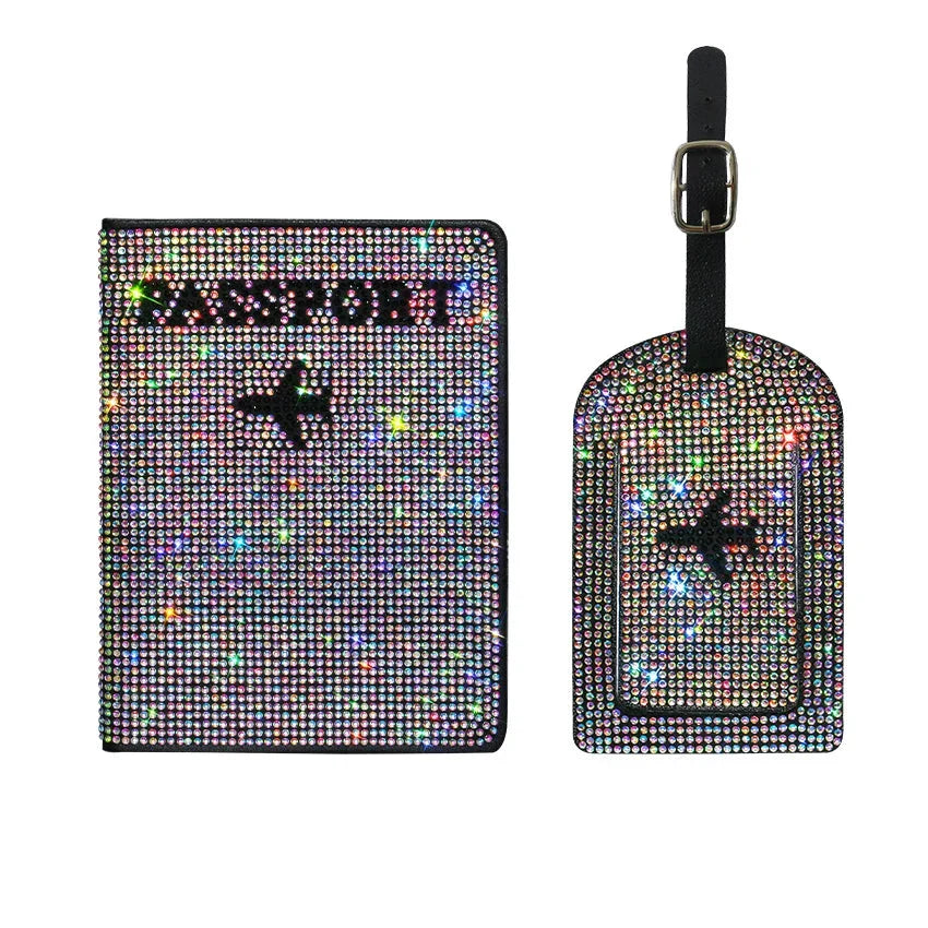 Portapassaporto e etichetta bagaglio scintillanti con strass, design aereo, accessori da viaggio eleganti, copertura passaporto glamour.