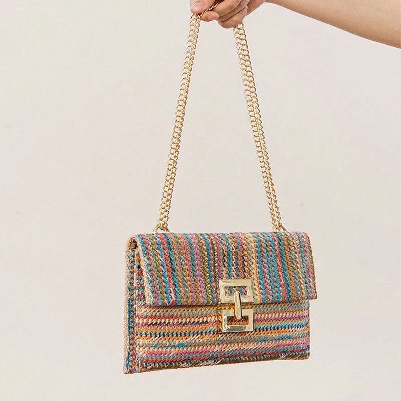 Borsa a tracolla multicolore in tessuto intrecciato, chiusura dorata, catena oro. Accessorio moda elegante e versatile per ogni occasione.