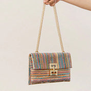 Borsa a tracolla multicolore in tessuto intrecciato, chiusura dorata, catena oro. Accessorio moda elegante e versatile per ogni occasione.
