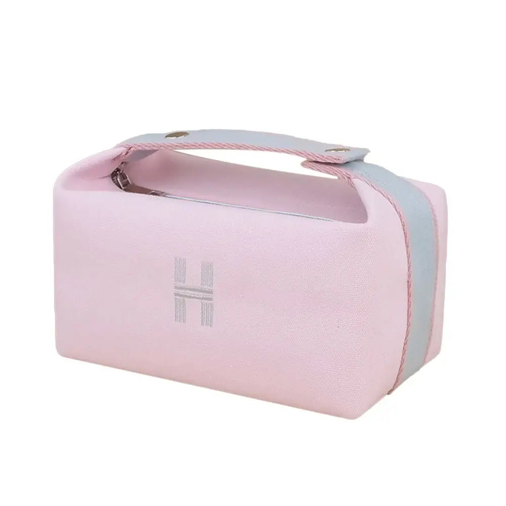 Astuccio portatrucco rosa con manico grigio, design elegante e compatto, ideale per cosmetici e accessori da viaggio.