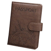 Custodia passaporto in pelle marrone con incisione di monumenti famosi, chiusura a bottone. Accessorio da viaggio elegante e funzionale.