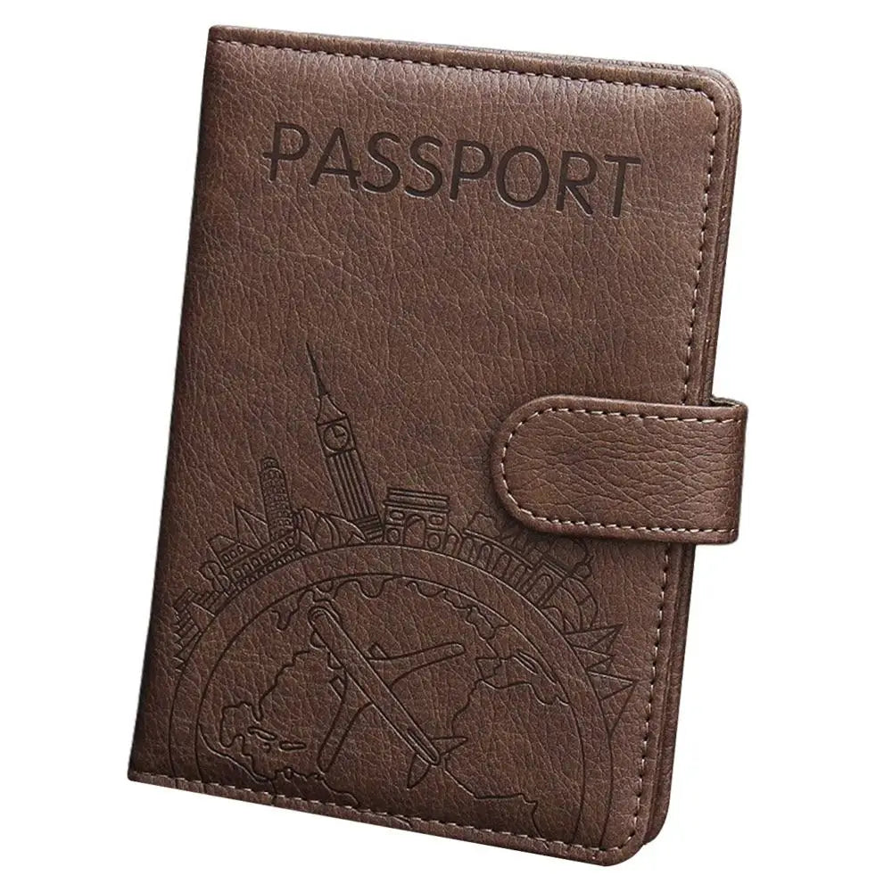 Custodia passaporto in pelle marrone con incisione skyline città, chiusura a bottone. Accessorio viaggio elegante e funzionale.