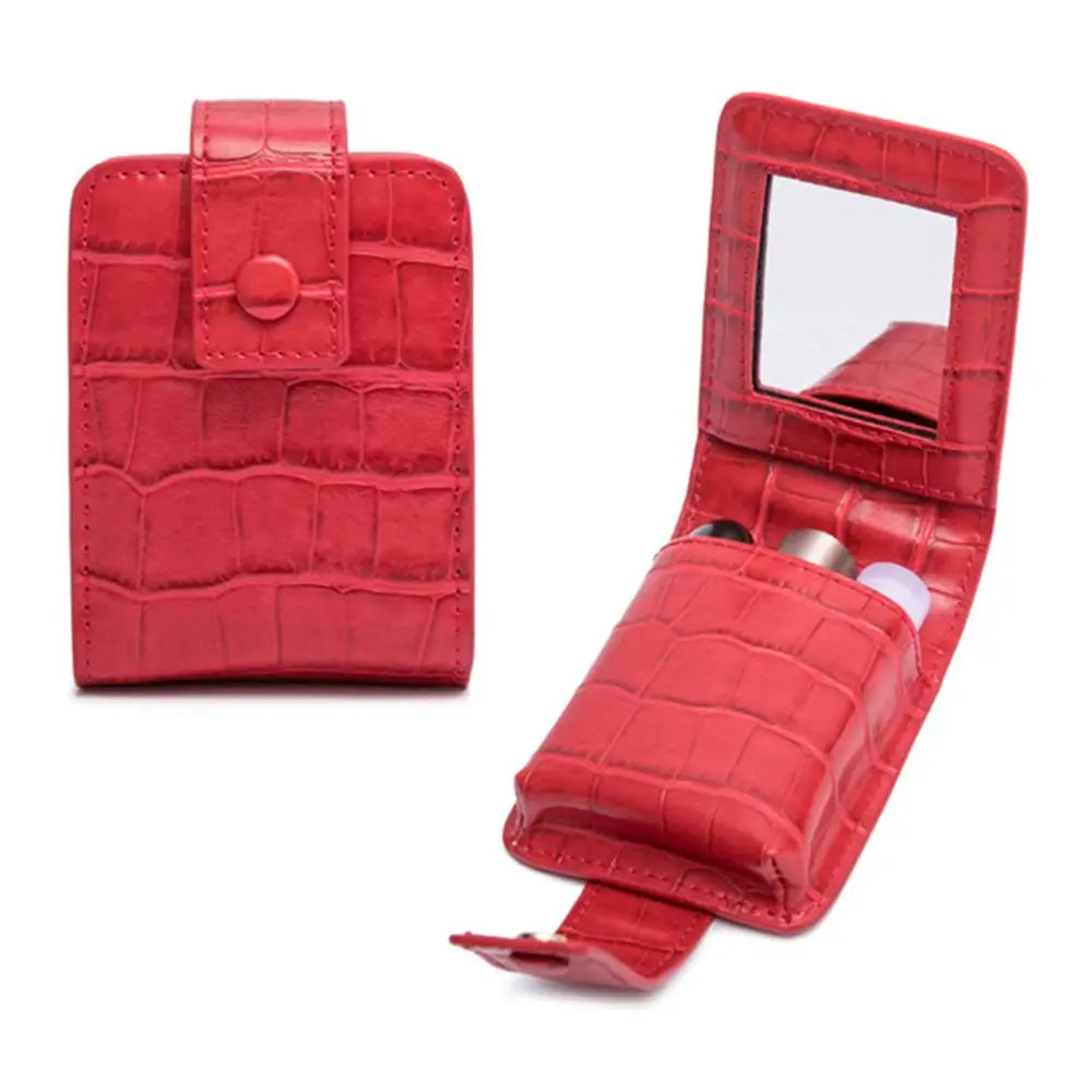 Custodia rossetto in pelle rossa con specchio integrato, design effetto coccodrillo, elegante e compatta, ideale per trucco portatile.