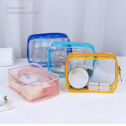 Set di tre borse trasparenti da viaggio in PVC colorato, ideali per cosmetici e articoli da toeletta. Perfette per organizzare e trasportare prodotti.