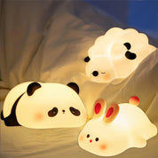 Lampade notturne a LED a forma di panda, pecora e coniglio su un letto. Design carino e luminoso, ideali per camerette bambini. Decorazione perfetta.