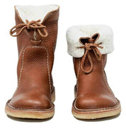 Stivali invernali in pelle marrone con fodera in pelliccia bianca, lacci decorativi, suola in gomma. Scarpe calde e resistenti per l'inverno.