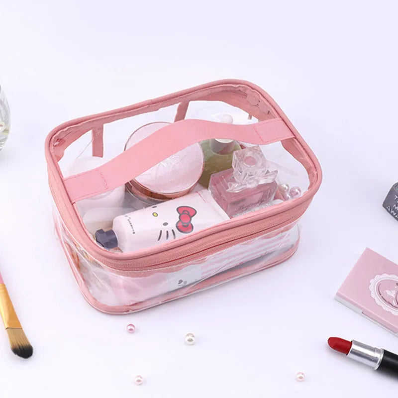 Borsa trasparente da trucco rosa con cerniera, contenente cosmetici vari come rossetto, crema e profumo. Ideale per organizzare il make-up.