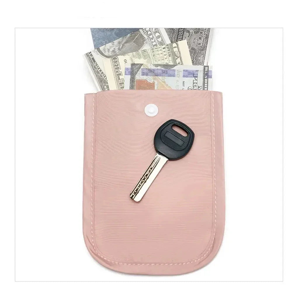 Custodia rosa con chiave e banconote in dollari americani. Accessorio portatile per sicurezza e organizzazione. Ideale per viaggi e uso quotidiano.