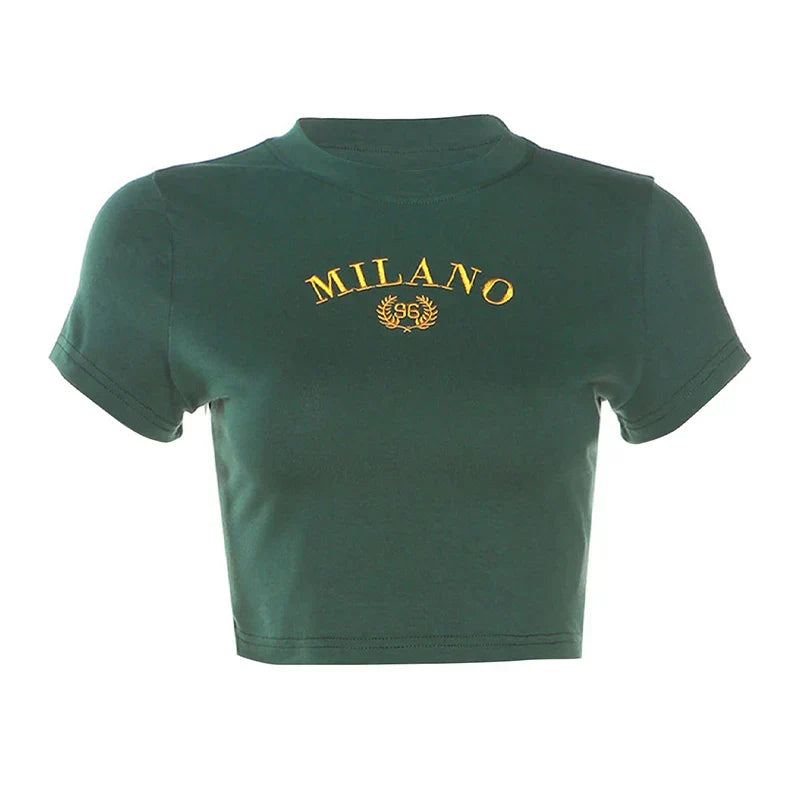 Maglietta corta verde con scritta "Milano" in giallo, stile casual, cotone, maniche corte, moda donna, abbigliamento estivo, tendenza urbana.