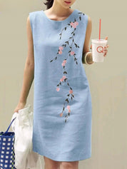 Abito estivo donna azzurro senza maniche con stampa floreale rosa, stile casual. Perfetto per giornate calde, moda femminile elegante.