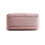 Cuscino rettangolare rosa chiaro, design moderno, tessuto morbido, ideale per arredamento salotto o camera da letto. Accessorio decorativo elegante.