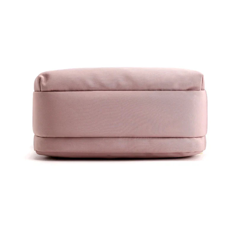 Cuscino rettangolare rosa chiaro, design moderno, tessuto morbido, ideale per arredamento salotto o camera da letto. Accessorio decorativo elegante.