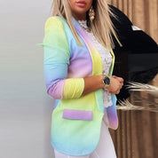 Giacca donna multicolore pastello, maniche lunghe, indossata su camicia bianca in pizzo. Moda femminile elegante, abbigliamento casual chic.