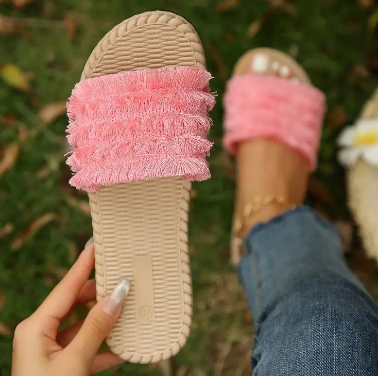 Sandali estivi da donna con suola intrecciata e fascia rosa in tessuto morbido, ideali per look casual e comodi. Perfetti per la moda estiva.