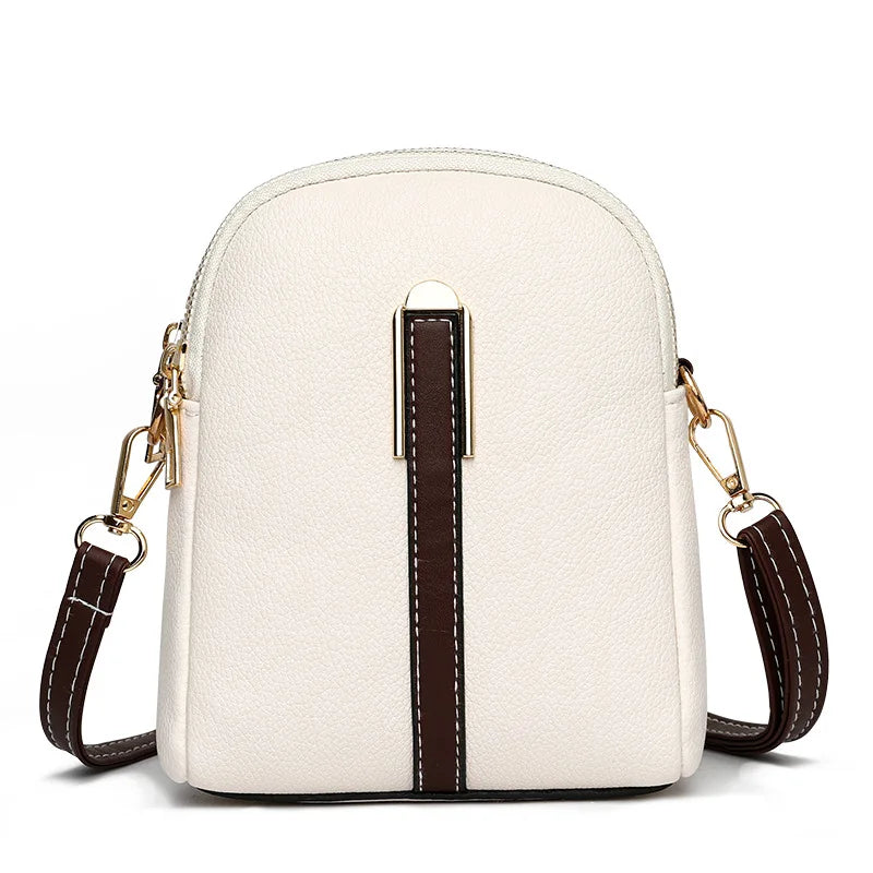 Borsa a tracolla in pelle bianca con dettagli marroni, chiusura a zip dorata, design elegante e moderno, ideale per moda femminile e accessori.