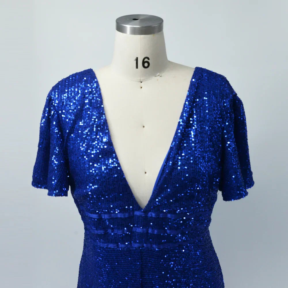 Abito blu paillettes con scollo a V profondo e maniche corte, elegante e scintillante, perfetto per eventi serali e cerimonie.