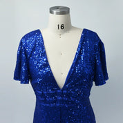 Abito blu paillettes con scollo a V profondo e maniche corte, elegante e scintillante, perfetto per eventi serali e cerimonie.