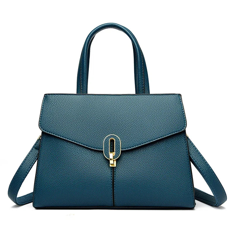 Borsa a mano in pelle blu con chiusura dorata, design elegante e moderno, ideale per moda femminile e accessori di lusso.
