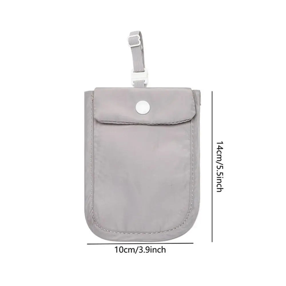 Sacchetto impermeabile grigio per passeggino, dimensioni 14x10 cm, con chiusura a bottone e gancio regolabile. Accessorio pratico per genitori.