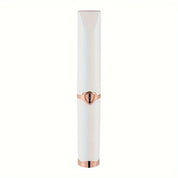 Depilatore viso elettrico bianco e oro rosa, design compatto e portatile, ideale per rimozione peli facciali, precisione e delicatezza.