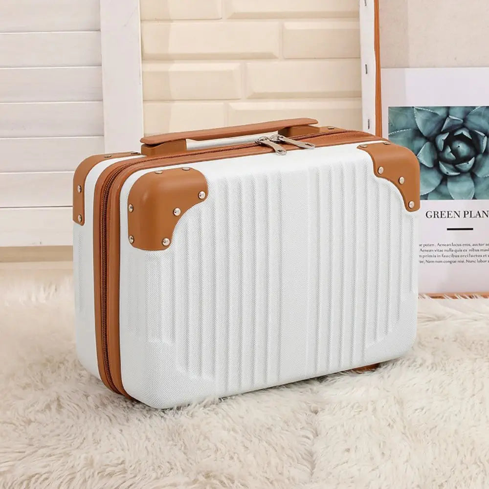 Valigia rigida bianca con angoli rinforzati in pelle marrone, design elegante, ideale per viaggi, su tappeto beige, sfondo decorativo.