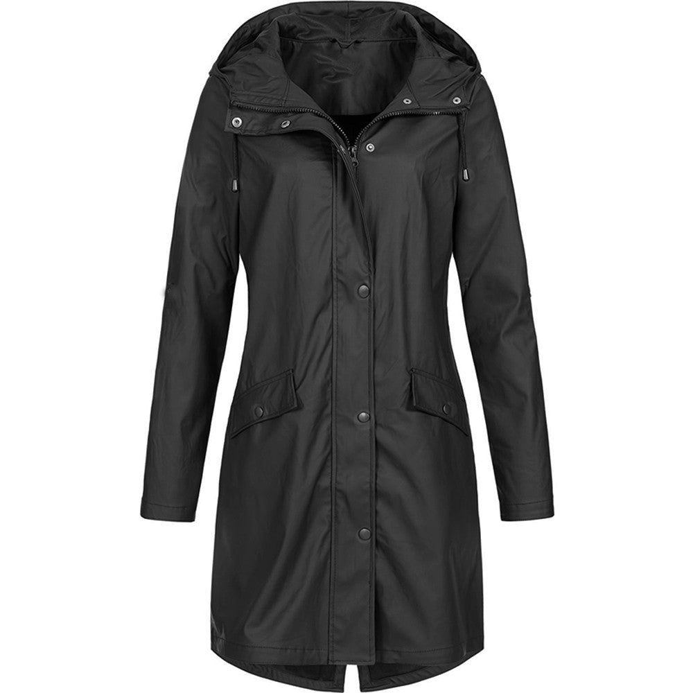 Giacca impermeabile nera da donna con cappuccio, chiusura a bottoni, tasche frontali. Elegante e funzionale per pioggia e outdoor.