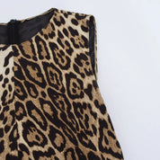 Abito senza maniche con stampa leopardata, tessuto leggero, chiusura posteriore con zip, moda donna, elegante e trendy, perfetto per ogni occasione.