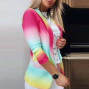 Giacca donna multicolore sfumata, maniche a tre quarti, indossata su top in pizzo bianco. Moda femminile elegante e trendy.