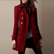 Cappotto donna rosso elegante, doppio petto, bottoni decorativi, taglio lungo, moda autunno inverno, abbigliamento femminile chic.