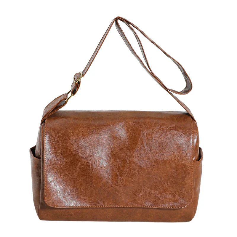 Borsa a tracolla in pelle marrone, design elegante e spazioso, ideale per uomo e donna. Accessorio moda versatile e resistente.