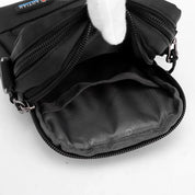 Marsupio nero in nylon con doppia cerniera aperta, tasca interna spaziosa, design resistente all'acqua, ideale per viaggi e attività all'aperto.