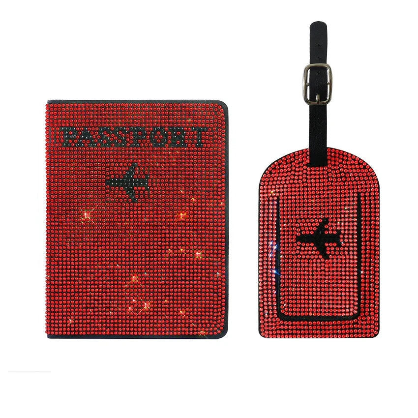 Custodia passaporto e etichetta bagaglio rosse con strass, design aereo. Accessori da viaggio eleganti e brillanti per viaggiatori.