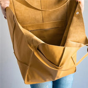 Borsa tote in pelle marrone chiaro, ampia e aperta, con tasca interna con zip. Design elegante e spazioso, ideale per shopping e uso quotidiano.