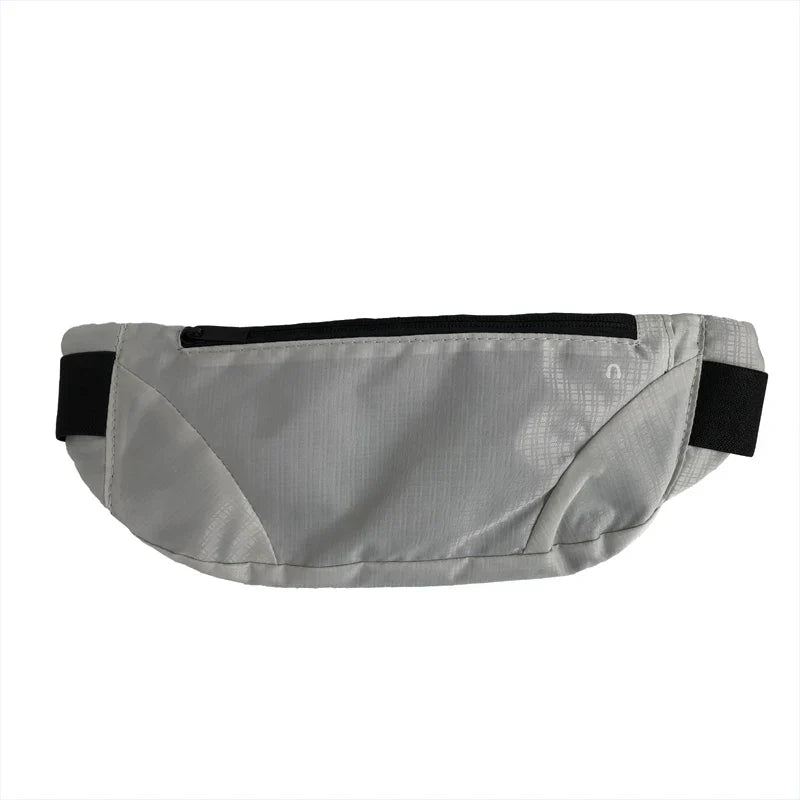 Marsupio sportivo grigio chiaro, design minimalista, con cerniera nera e cintura regolabile. Accessorio pratico per corsa e attività all'aperto.